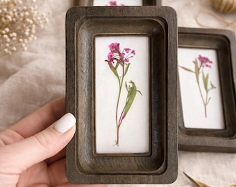 Geperste bloemen in houten lijst – botanisch decor, cadeau voor thuis