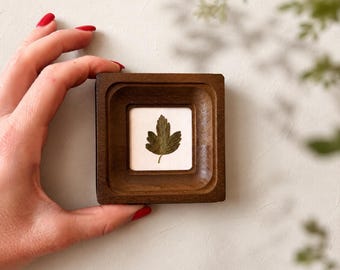 Hoja de grosella seca en un marco de madera de 5x5 cm, decoración de pared, arte con flores secas, adorno en miniatura