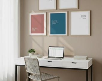 Puede incluir: Una moderna oficina en casa con un escritorio blanco con patas negras, un portátil y una silla tejida. Encima del escritorio hay impresiones enmarcadas con texto motivacional. La pared está pintada de un color neutro y se ve una cortina transparente.