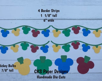 Puede incluir: Un conjunto de troqueles hechos a mano con un diseño de cadena de luces de Mickey Mouse. La cadena de luces está compuesta por cuatro cabezas de Mickey Mouse rojas, cuatro azules, cuatro amarillas y cuatro verdes. El conjunto también incluye cuatro cabezas de Mickey Mouse individuales en los mismos colores. Los troqueles tienen 3,5 cm de alto y 15 cm de ancho. El texto "CKS Paper Designs Handmade Die Cuts" también está incluido en la imagen.