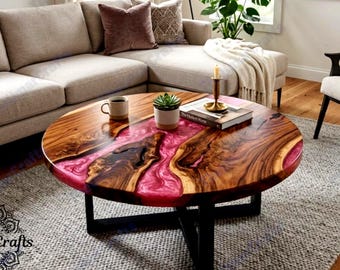 Mesa de centro redonda de madera hecha a mano con resina epoxi rosa y borde natural.