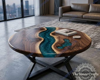 Mesa de centro redonda con borde natural, estilo río, de madera con remolino metálico azul.