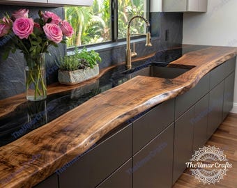 Encimera de cocina de nogal con borde natural, losa de río con resina epoxi negra, madera moderna hecha a mano.
