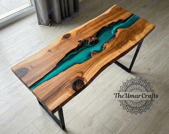 Consolle in legno massello con bordo naturale e finitura epossidica, ideale per l'ingresso o come tavolino da divano in stile rustico moderno.