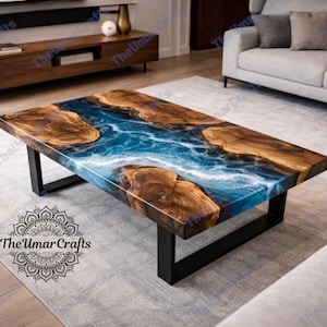 Pode incluir: Mesa de centro retangular com um design único. A mesa apresenta uma superfície de madeira com um design de rio de resina azul. É suportada por pernas de metal preto. É uma peça de mobiliário moderna.