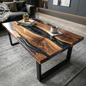 Mesa de centro com efeito rio em resina epóxi preta, estilo industrial moderno, acabamento em madeira maciça com borda natural.