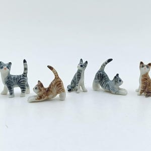 Miniatuur keramiek kattenbeeldje, handgeschilderd verzamelobject