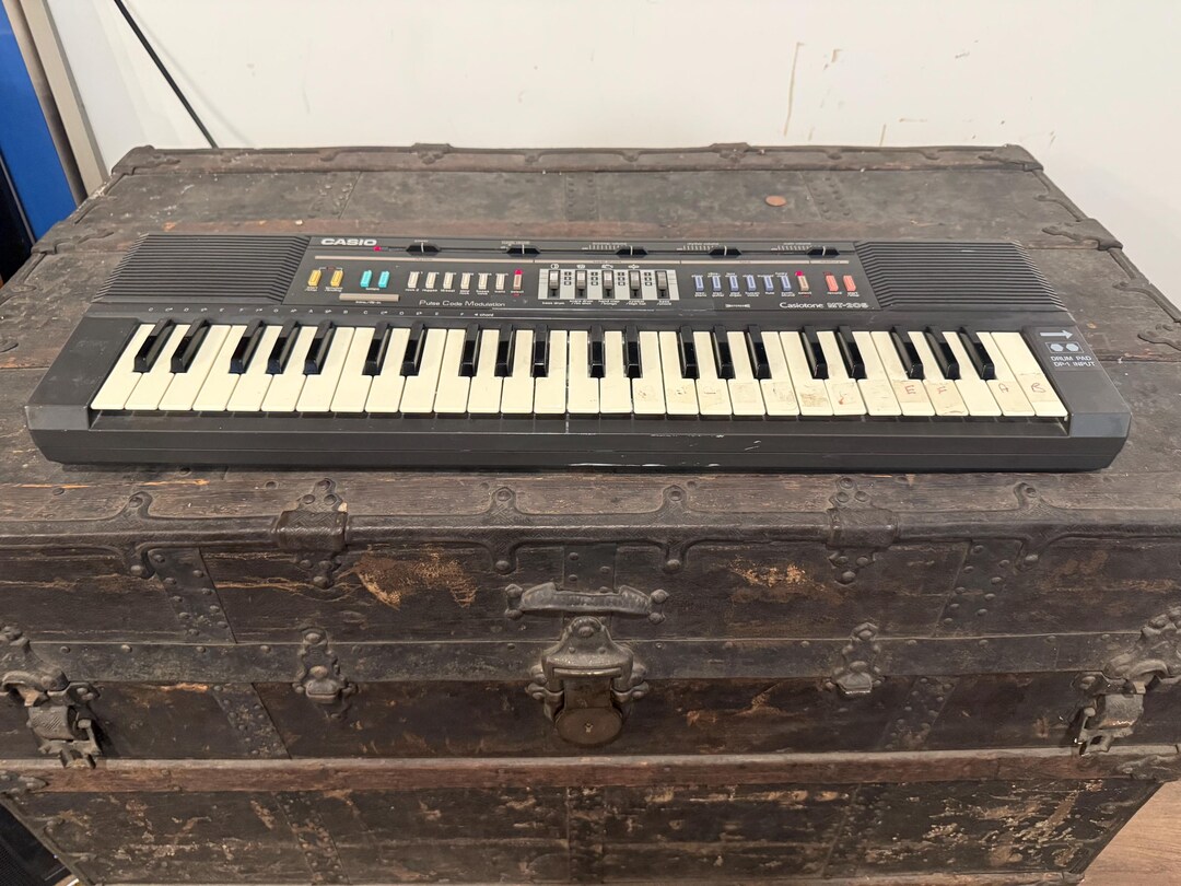 1980年代のヴィンテージ Casio Casiotone MT-205 キーボードシンセ