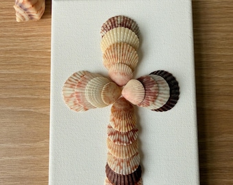 Cruz decorativa de pared hecha con conchas marinas, encontrada y creada por mí :)