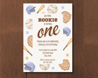 Könnte beinhalten: Baseball-Geburtstagseinladung mit Illustrationen von Basebällen, Schlägern, Handschuhen und Helmen. Der Text lautet "our little ROOKIE is turning one." Enthält Veranstaltungsdetails: Datum, Uhrzeit, Ort und RSVP-Informationen.