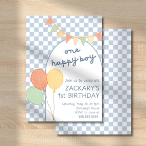 K&ouml;nnte beinhalten: Eine blau-wei&szlig; karierte Geburtstagseinladung mit dem Text "one happy boy". Die Einladung enth&auml;lt bunte Luftballons und ein Banner. Der Text lautet "ZACKARY'S 1st BIRTHAY" und enth&auml;lt Details zur Veranstaltung.