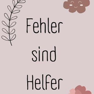 Könnte beinhalten: Ein hellrosa Poster mit dem deutschen Text "Fehler sind Helfer" in Schwarz. Das Poster zeigt ein schwarzes Blattdesign, eine braune Wolke mit einem lächelnden Gesicht und rosa Blumen.