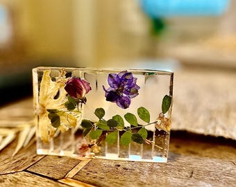 Zeepbakje met echte bloemen, fruit en goudvlokken | Handgemaakte badkamercaddy van hars