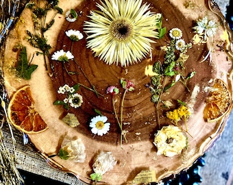 12" Pressed Flower Resin Serving Platter | Botanical Gold Flake Decorative Tray | Unique Floral Home Decor | Bridal Shower or Wedding Gift