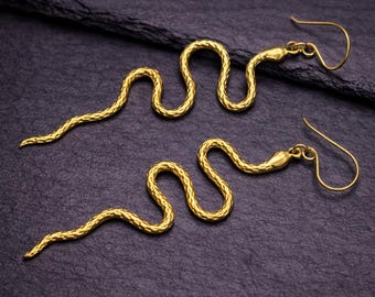 Pendientes colgantes de serpiente dorados, pendientes de serpiente para mujer, joyería bohemia, pendientes de diosa bruja, regalo único para ella.