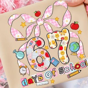 Puede incluir: Una caja de regalo de color beige con un gran lazo rosa y blanco a cuadros y la frase "67 Days of School". Los números y las letras están decorados con imágenes escolares como manzanas, lápices y globos terráqueos. El diseño es colorido y juguetón.