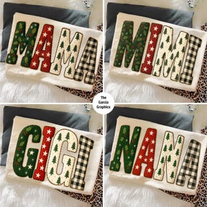 Puede incluir: Cuatro cojines decorativos blancos con las palabras "MAMA", "MIMI", "GIGI" y "NANA" en letras festivas. Las letras presentan diseños temáticos navideños, incluyendo acebo, estrellas y patrones de cuadros. El logotipo de The Garcia Graphics es visible.