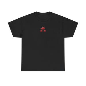 Puede incluir: Camiseta negra con un pequeño diseño bordado de tres nubes rojas. Las nubes tienen un aspecto texturizado, con un contorno rojo más oscuro y un relleno rojo más claro. La camiseta está hecha de un material suave.
