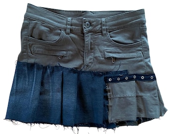 Minigonna plissettata riciclata, gonna cargo decostruita stile Y2K, gonna patchwork grunge rielaborata, pezzo unico fatto a mano