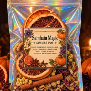 Peut inclure: Un sachet holographique refermable contenant des tranches d'orange séchées, des bâtons de cannelle et des fleurs séchées. L'étiquette centrale indique Samhain Magic Simmer Pot, avec une liste d'ingrédients incluant orange, cannelle et fleurs.