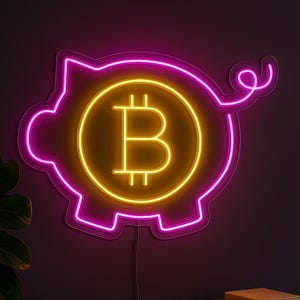 Op de afbeelding: Een neonbord in de vorm van een spaarvarken met een Bitcoin-symbool in het midden. Het bord heeft een heldergeel Bitcoin-symbool en een roze omtrek. Het is bevestigd aan een donkerpaarse muur boven een houten kast.