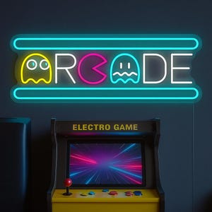 Könnte beinhalten: Ein Neonschild mit dem Wort "ARCADE" in Weiß, Pink und Gelb, umrandet von Blau. Darunter befindet sich ein gelber Spielautomat mit einem Bildschirm, der eine farbenfrohe Lichtshow und den Text "ELECTRO GAME" zeigt.