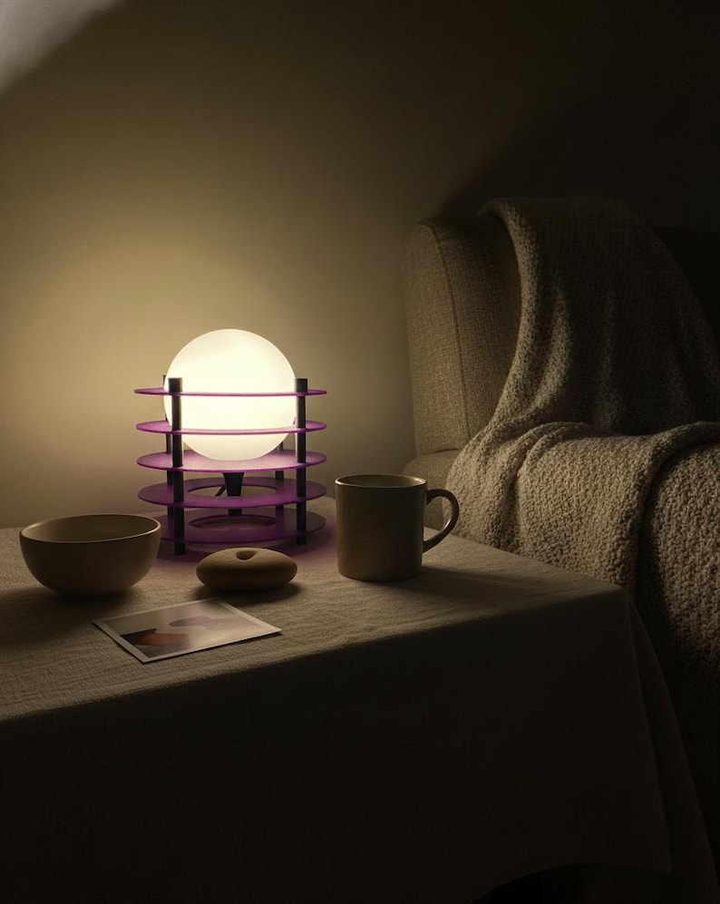 Lámpara de mesa de estilo espacial: lámpara de escritorio morada, iluminación geométrica moderna