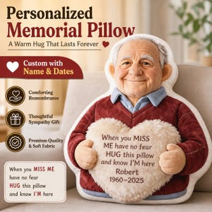 Può includere: Un cuscino commemorativo personalizzato a forma di uomo sorridente, che tiene in mano un cuscino a forma di cuore. Il cuscino riporta il testo "When you MISS ME have no fear HUG this pillow and know I'M here" e il nome "Robert 1960-2025".