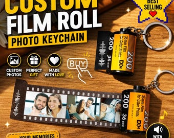 Op de afbeelding: Een gepersonaliseerde foto sleutelhanger in de vorm van een filmrol, met een filmstrip met meerdere foto's. De sleutelhanger bevat een 35mm filmcassette met de tekst "35mm Film for Color Prints".
