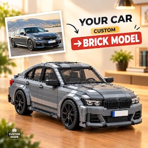 Op de afbeelding: Een grijs modelauto gebouwd van plastic bouwstenen, met zwarte wielen en een gedetailleerd exterieur. Boven het model staat een foto van een echte grijze sedan met de tekst YOUR CAR CUSTOM BRICK MODEL.