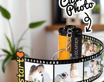 Op de afbeelding: Een gepersonaliseerde filmrol sleutelhanger met een gele en zwarte filmcassette. De sleutelhanger heeft een strook foto's en de woorden "Custom Photo" en "start". De foto's lijken van een stel te zijn.