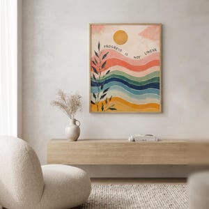 Könnte beinhalten: Ein rechteckiger Wandkunstdruck mit wellenförmigen horizontalen Bändern in Rot, Grün, Blau und Gelb. Links befindet sich die schwarze Silhouette eines belaubten Zweigs. Der Text PROGRESS IS NOT LINEAR ist über einer gelben Sonne gewölbt.
