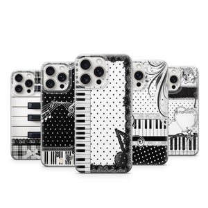 Op de afbeelding: Een verzameling van vijf telefoonhoesjes met muzikale thema's. De hoesjes hebben ontwerpen zoals pianotoetsen, muzieknoten en stippen in zwart en wit. Elk hoesje heeft een ander ontwerp en biedt een verscheidenheid aan muzikale esthetiek.