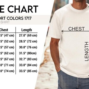 Puede incluir: Una camiseta unisex blanca con una tabla de tallas. La tabla muestra las medidas de pecho y largo en cent&iacute;metros para las tallas S a 4XL. El texto "SIZE CHART" y "COMFORT COLORS 1717" est&aacute;n en la parte superior.