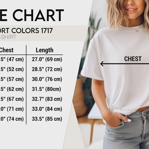 Puede incluir: Camiseta unisex blanca con una tabla de tallas. La tabla muestra las medidas de pecho y largo en cm para las tallas S a 4XL. La camiseta es Comfort Colors 1717.