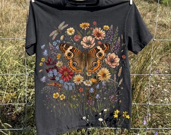 Camiseta con estampado floral de mariposa monarca y flores prensadas, camiseta botánica de flores silvestres, camiseta de regalo para amantes de la naturaleza y el jardín estilo cottagecore.