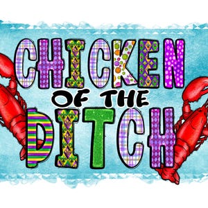 Puede incluir: Un diseño gráfico con el texto "CHICKEN OF THE DITCH" en letras estampadas, flanqueado por dos langostas rojas. El fondo es un efecto acuarela azul claro, con un tema de Mardi Gras.