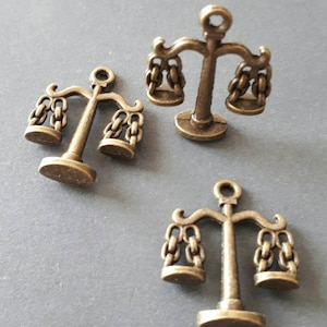 8pcs- 3D Scales charm- antique brass tone Scale charm