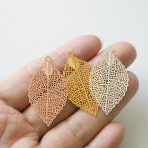 4pcs- 1.5"X0.75" encanto fino, encanto de hoja de filigrana a base de latón-elija el color