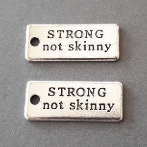 6pcs-"Fuerte no flaco" charm- Antiguo tono plateado rectángulo etiqueta encanto