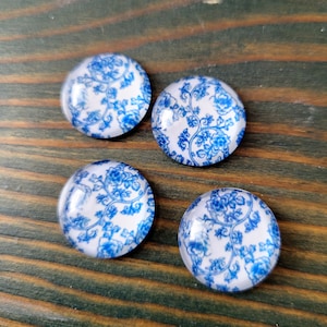 4 sztuki - niebieskie białe kwiatowe 18 mm okrągłe szklane kaboszony - do pustych tacek Cab, szklane pierścienie Cab DIY, szklane kolczyki Cab DIY