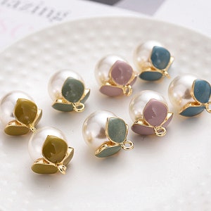 Boucles d'oreilles en perles blanches de 19 mm x 15 mm, pendantes, breloques en fausses perles émaillées dorées - choisissez la couleur