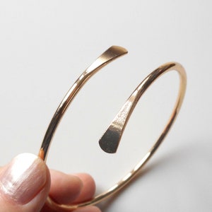1個-3 mm厚調節可能なサイズのバングルブレスレット、18Kゴールドメッキ真鍮ベースユニセックスブレスレット-その他の色