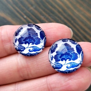 4 sztuki - niebieskie białe kwiatowe 18 mm okrągłe szklane kaboszony - do pustych tacek Cab, pierścieni Cab DIY, kolczyków Cab DIY