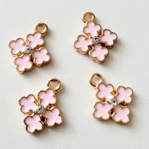 4 piezas - Dije de trébol rosa esmaltado en tono dorado con diamantes de imitación