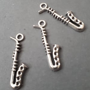 10 peças-amuleto de saxofone, tom de prata, amuleto de instrumento, amuletos musicais, amuletos de tema musical