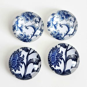 4 sztuki - niebieskie białe kwiatowe 18 mm szklane kaboszony - do pustych tacek Cab, pierścieni Cab DIY, kolczyków Cab DIY