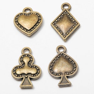 2 conjuntos, 8 peças-amuletos de pôquer: pingente de cartas de jogar Spade Heart Club Diamond Poker, tom de bronze ou prata