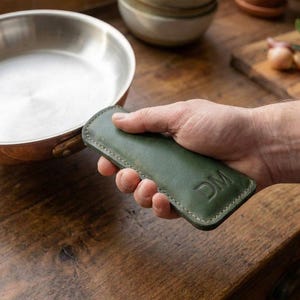 Överdrag till järnhandtag i 100 % äkta läder, Överdrag till stekpanna i läder, Hylsa till stekpanna, Överdrag till stekpanna i gjutjärn, Överdrag till pannhandtag