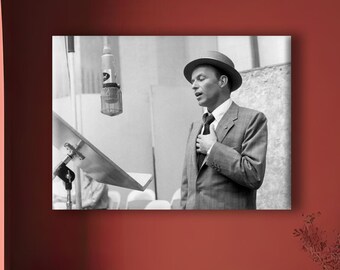 Lienzo decorativo de Frank Sinatra cantando en el estudio - Póster enmarcado con imágenes vintage de famosos - Decoración del hogar con temática de whisky y blues
